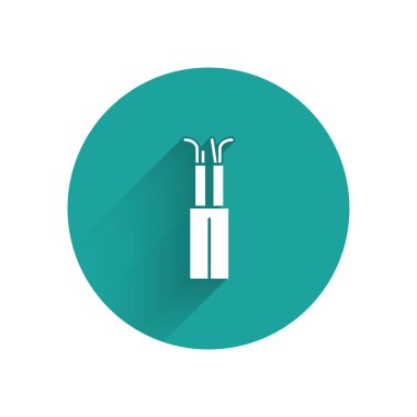 Beyaz Elektrik kablo ikonu uzun gölgeli izole edilmiş. Yeşil daire düğmesi. Vektör İllüstrasyonu