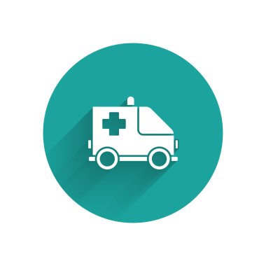 Beyaz ambulans ve acil durum arabası ikonu uzun gölgeli izole edildi. Ambulans aracı tıbbi tahliye. Yeşil daire düğmesi. Vektör İllüstrasyonu