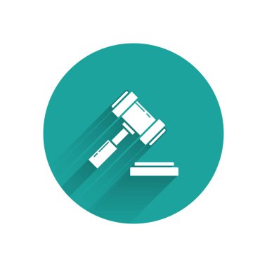 Beyaz Yargıç Tokmak ikonu uzun gölgelerle izole edilmiş. Gavel cezaların, faturaların, mahkemenin, adaletin hükmünü verecek. Açık arttırma çekici. Yeşil daire düğmesi. Vektör İllüstrasyonu