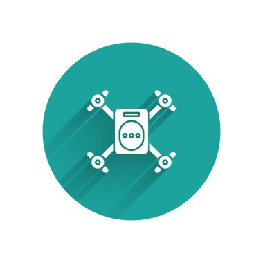 Beyaz drone uzun gölge ile izole eylem video kamera simgesi ile uçan. Video ve fotoğraf kamera sembolü ile quadrocopter. Yeşil daire düğmesi. Vektör Illustration