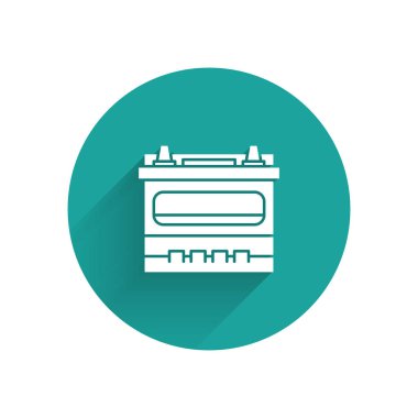 Beyaz araba akü ikonu uzun gölgeli izole edilmiş. Akümülatör bataryası enerji ve elektrik akümülatörü bataryası. Yeşil daire düğmesi. Vektör İllüstrasyonu