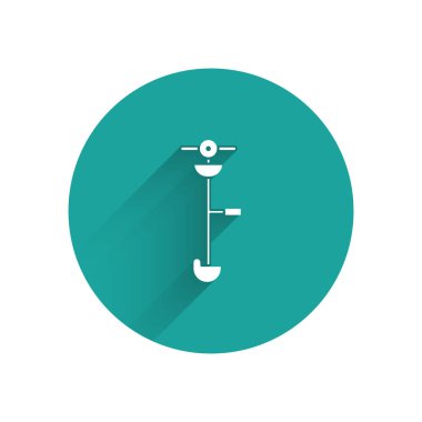 Beyaz Çimen ve ot teli budayıcı ikonu uzun gölgeli izole edilmiş. Çim biçme makinesi, beyaz arka planda izole edilmiş çim biçme makinesi. Yeşil daire düğmesi. Vektör İllüstrasyonu