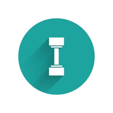 Beyaz Dumbbell simgesi uzun gölgelerle izole edilmiş. Kas kaldırma ikonu, fitness halteri, beden eğitimi ikonu, spor malzemeleri sembolü, egzersiz bumbzili. Yeşil daire düğmesi. Vektör İllüstrasyonu