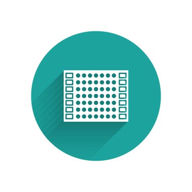 Beyaz baskılı Pcb simgesi uzun gölgeli. Yeşil daire düğmesi. Vektör İllüstrasyonu