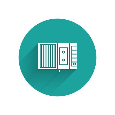 Beyaz Müzik Teybi simgesi uzun gölgede izole edildi. Taşınabilir müzik cihazı. Yeşil daire düğmesi. Vektör İllüstrasyonu