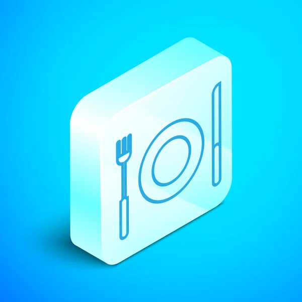 Línea isométrica Icono de placa, tenedor y cuchillo aislado sobre fondo azul. Símbolo de cubertería. Signo del restaurante. Botón cuadrado plateado. Ilustración vectorial — Vector de stock