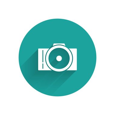 Beyaz fotoğraf kamera simgesi uzun gölge ile yalıtılmış. Foto kamera simgesi. Yeşil daire düğmesi. Vektör Illustration