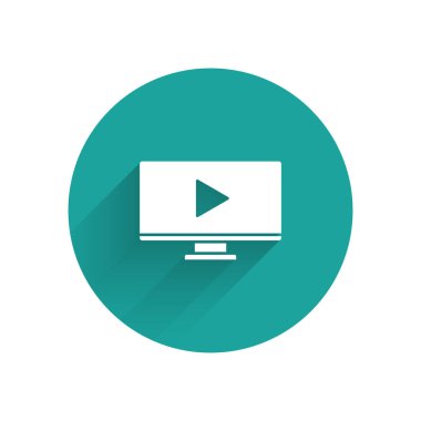 White Online video oynatma simgesi uzun gölgeyle izole edildi. Bilgisayar monitörü ve oyun işaretli film şeridi. Yeşil daire düğmesi. Vektör İllüstrasyonu