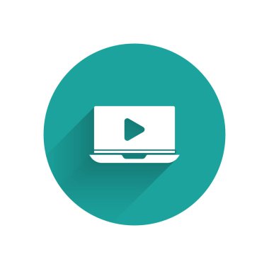 White Online video oynatma simgesi uzun gölgeyle izole edildi. Dizüstü bilgisayar ve oyun işaretli film şeridi. Yeşil daire düğmesi. Vektör İllüstrasyonu