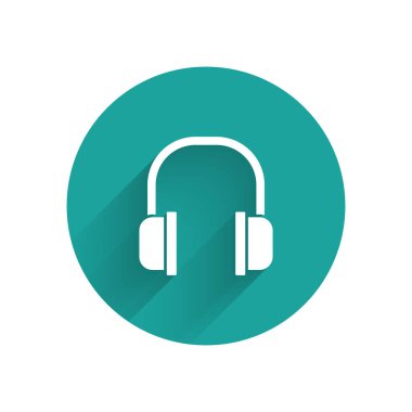 Uzun gölgeli beyaz kulaklık simgesi. Kulaklık işareti. Müzik, hizmet, iletişim ve operatör konsepti. Yeşil daire düğmesi. Vektör İllüstrasyonu