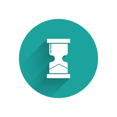 Akan kum ikonu ve uzun gölgeli beyaz kum saati. Kum saati işareti. İş ve zaman yönetimi kavramı. Yeşil daire düğmesi. Vektör İllüstrasyonu