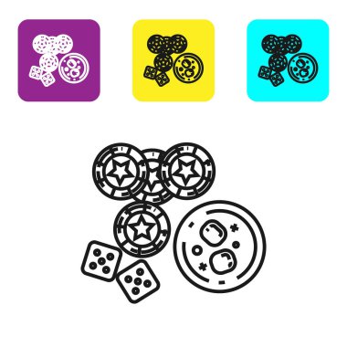 Siyah çizgili kumarhane fişleri, zar oyunları ve beyaz arka planda izole edilmiş buz küpleri ikonlu bir bardak viski. Kumarhane pokeri. Renkli kare düğmeleri ayarlayın. Vektör İllüstrasyonu