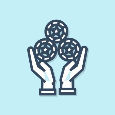 Mavi Hat El 'in elinde mavi arka planda izole edilmiş bir kumarhane çipi simgesi var. Kumarhane kumarı. Vektör İllüstrasyonu