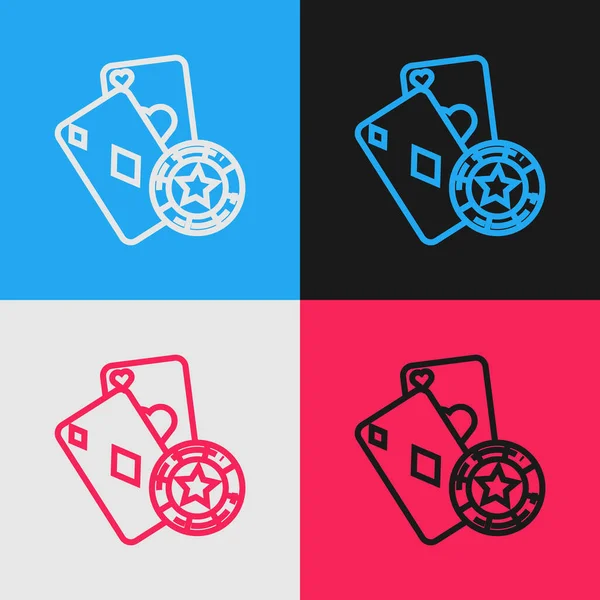 Renkli çizgi kumarhane çipi ve iskambil kartı simgesi renk arkaplanında izole edildi. Kumarhane pokeri. Klasik tarzda çizim. Vektör İllüstrasyonu