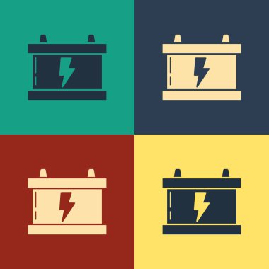 Renkli araba akü simgesi renk arkaplanında izole edildi. Akümülatör bataryası enerji ve elektrik akümülatörü bataryası. Şimşek çaktı. Klasik tarzda çizim. Vektör İllüstrasyonu