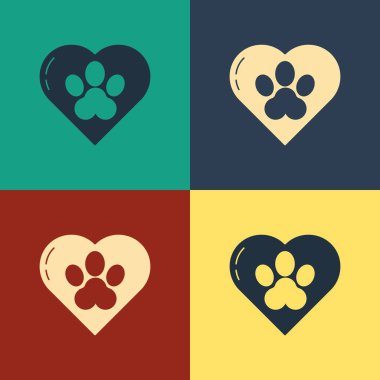 Renk arka planda izole hayvanlar ayak izi simgesi ile Renk Kalp. Kalbinde evcil hayvan pençesi. Hayvanlara sevgiler. Vintage tarzı çizim. Vektör İllüstrasyonu
