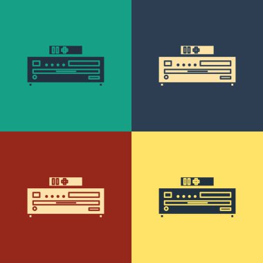 Renkli Müzik CD oynatıcı simgesi renk arkaplanında izole edildi. Taşınabilir müzik cihazı. Klasik tarzda çizim. Vektör İllüstrasyonu