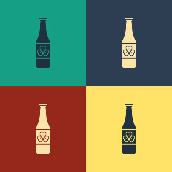 Farbe Bierflasche Mit Vier Blatt Kleeblatt Symbol Isoliert Auf Farbigem — Stockvektor