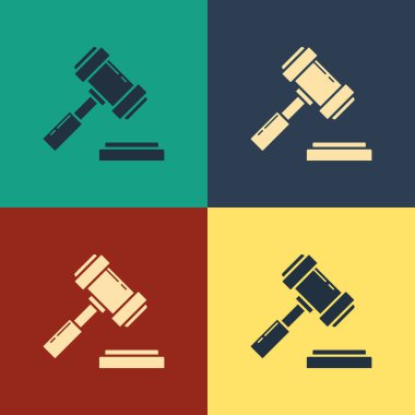 Renkli Yargıç Tokmak simgesi renk arkaplanında izole edildi. Gavel cezaların, faturaların, mahkemenin, adaletin hükmünü verecek. Açık arttırma çekici. Klasik tarzda çizim. Vektör İllüstrasyonu
