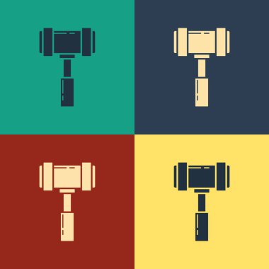 Renkli Yargıç Tokmak simgesi renk arkaplanında izole edildi. Gavel cezaların, faturaların, mahkemenin, adaletin hükmünü verecek. Açık arttırma çekici. Klasik tarzda çizim. Vektör İllüstrasyonu