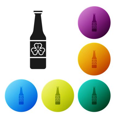 Beyaz arka planda dört yapraklı yonca simgesi olan siyah bira şişesi. Aziz Patrick gününüz kutlu olsun. Renkli daire düğmelerini ayarlayın. Vektör İllüstrasyonu