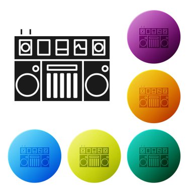 Beyaz arkaplanda izole edilmiş müzik simgesini çalmak ve karıştırmak için Siyah DJ kumandası. Vinil çalar ve uzaktan kumandayla DJ karıştırıcısı tamamlandı. Renkli daire düğmelerini ayarlayın. Vektör İllüstrasyonu