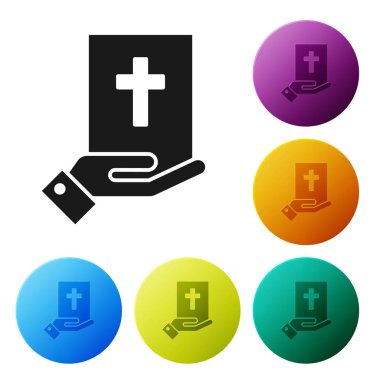 Beyaz arka planda izole edilmiş kutsal İncil ikonu üzerine siyah yemin. Mahkemedeki prosedür. Gerçek ve gerçek. Tanrı huzurunda söz ver. Renkli daire düğmelerini ayarlayın. Vektör İllüstrasyonu