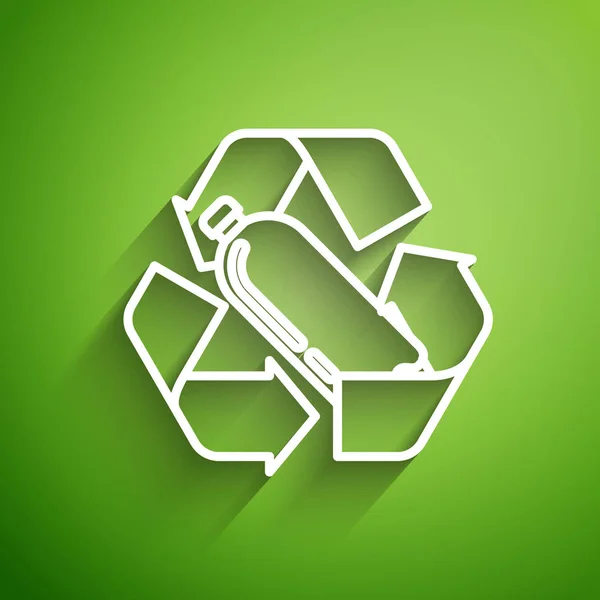 Biała Linia Recykling Plastikowej Ikony Butelki Izolowane Zielonym Tle Ilustracja — Wektor stockowy