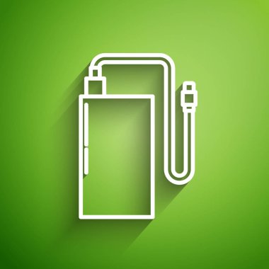 Yeşil arka planda farklı şarj kablosu simgesine sahip beyaz hat güç bankası. Taşınabilir şarj cihazı. Vektör İllüstrasyonu