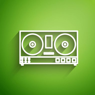 Müzik simgesini çalmak ve karıştırmak için beyaz çizgi DJ kumandası yeşil arkaplanda izole edildi. Vinil çalar ve uzaktan kumandayla DJ karıştırıcısı tamamlandı. Vektör İllüstrasyonu