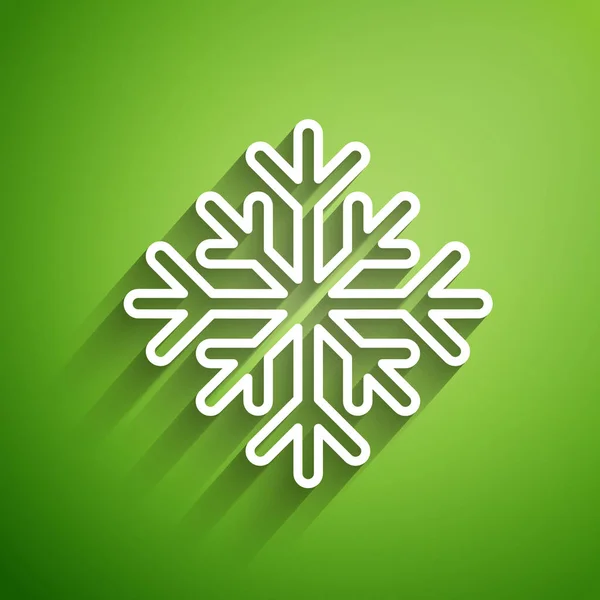 Biała linia ikona płatka śniegu izolowana na zielonym tle. Ilustracja wektora — Wektor stockowy