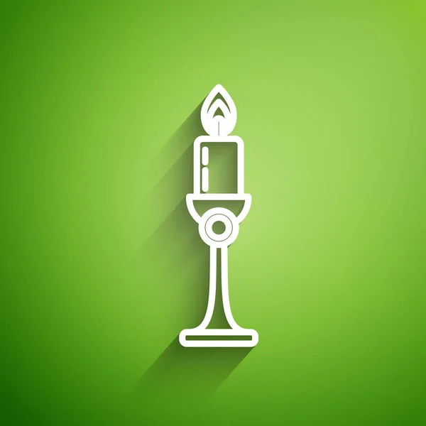 Weiße Linie Brennende Kerze Kerzenständer Symbol Isoliert Auf Grünem Hintergrund — Stockvektor