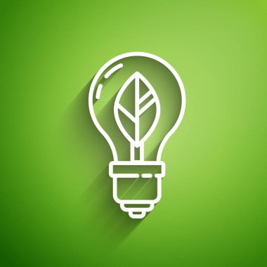 Yeşil zemin üzerinde yaprak simgesi olan beyaz çizgi lambası. Çevre enerjisi kavramı. Alternatif enerji kavramı. Vektör İllüstrasyonu