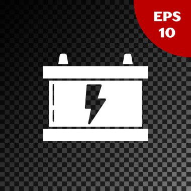 Beyaz araba akü simgesi, şeffaf koyu arkaplanda izole edilmiş. Akümülatör bataryası enerji ve elektrik akümülatörü bataryası. Şimşek çaktı. Vektör İllüstrasyonu