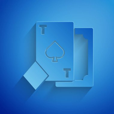 Kağıt kesiği Mavi arkaplanda izole edilmiş maça sembollü iskambil kartı. Kumarhane kumarı. Kağıt sanatı tarzı. Vektör İllüstrasyonu