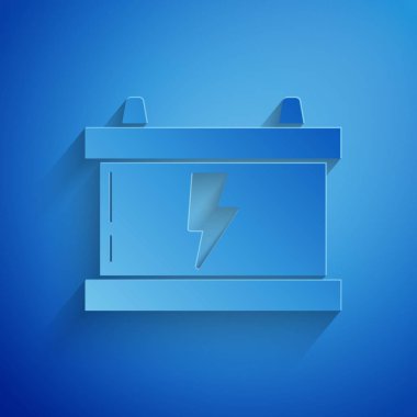 Kağıt kesiği araba aküsü ikonu mavi arka planda izole edilmiş. Akümülatör bataryası enerji ve elektrik akümülatörü bataryası. Şimşek çaktı. Kağıt sanatı tarzı. Vektör İllüstrasyonu