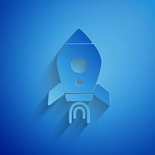 Papiergeschnittenes Raketenschiff mit Feuer-Symbol isoliert auf blauem Hintergrund. Raumfahrt. Papierkunst. Vektorillustration — Stockvektor