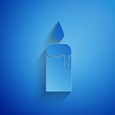 Kağıt kesiği, mavi arkaplanda izole edilmiş şamdan ikonunda yanan mum. Silindirik mum çubuğu ve yanan ateş. Kağıt sanatı tarzı. Vektör İllüstrasyonu