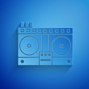 Kağıtlar, mavi arkaplanda izole edilmiş müzik simgesini çalmak ve karıştırmak için DJ kumandasını kesti. Vinil çalar ve uzaktan kumandayla DJ karıştırıcısı tamamlandı. Kağıt sanatı tarzı. Vektör İllüstrasyonu