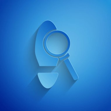 Kağıt kesiği büyüteç mavi arka planda izole ayak izi simgesi. Dedektif araştırıyor. Ayak izlerini takip etmek için. Kağıt sanatı tarzı. Vektör İllüstrasyonu