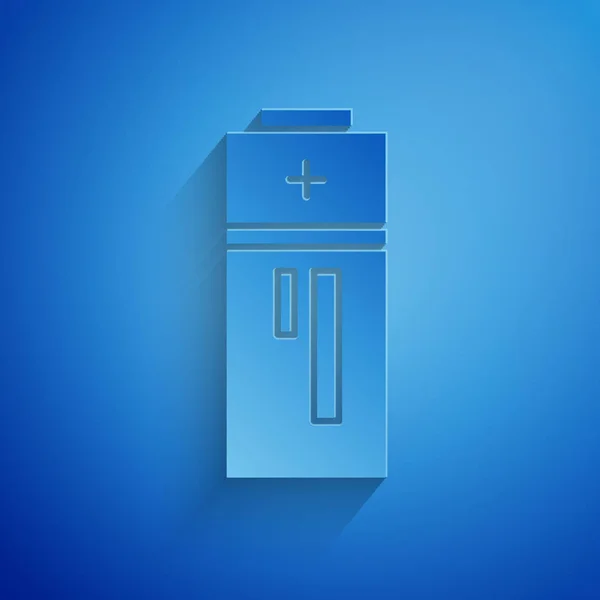 Papier knippen batterijpictogram geïsoleerd op blauwe achtergrond. Bliksemschicht symbool. Papier kunststijl. Vector illustratie — Stockvector