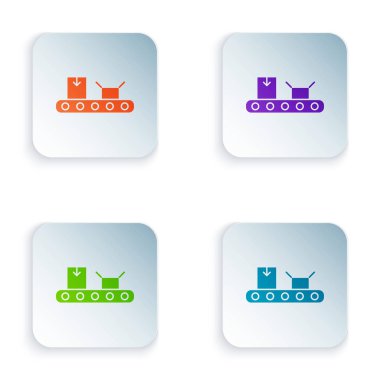 Beyaz arkaplanda izole edilmiş karton kutu simgesine sahip renkli taşıma bandı. Kare düğmelere simgeleri yerleştir. Vektör İllüstrasyonu