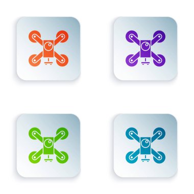 Aksiyon video kamera simgesiyle uçan renkli Drone beyaz arkaplanda izole edildi. Video ve fotoğraf makinesi sembollü dörtlü helikopter. Kare düğmelere simgeleri yerleştir. Vektör İllüstrasyonu