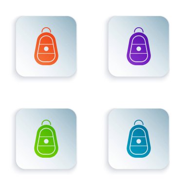 Uzaktan kumandalı renkli araba anahtarı beyaz arkaplanda izole edilmiş. Araba anahtarı ve alarm sistemi. Kare düğmelere simgeleri yerleştir. Vektör İllüstrasyonu