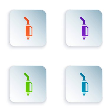 Renkli benzin pompası başlık simgesi beyaz arkaplanda izole edildi. Yakıt pompası istasyonu. Yakıt ikmal tabelası. Benzin istasyonu ikonu. Kare düğmelere simgeleri yerleştir. Vektör İllüstrasyonu