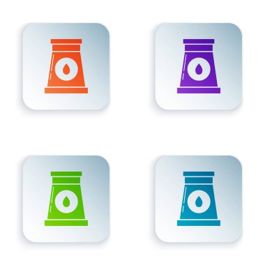 Renkli yağ ve gaz endüstriyel yapı ikonu beyaz arka planda izole edildi. Kare düğmelere simgeleri yerleştir. Vektör İllüstrasyonu