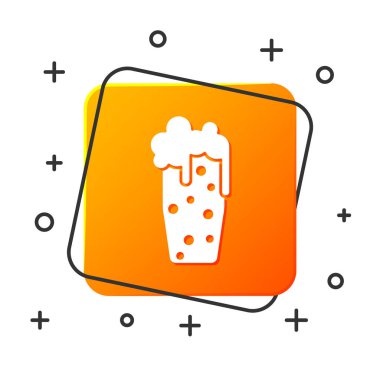 Beyaz arka planda izole edilmiş beyaz bira simgesi. Turuncu kare düğme. Vektör İllüstrasyonu