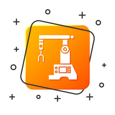 Beyaz Assembly çizgi simgesi beyaz arkaplanda izole edildi. Otomatik üretim taşıyıcısı. Robot endüstrisi konsepti. Turuncu kare düğme. Vektör İllüstrasyonu