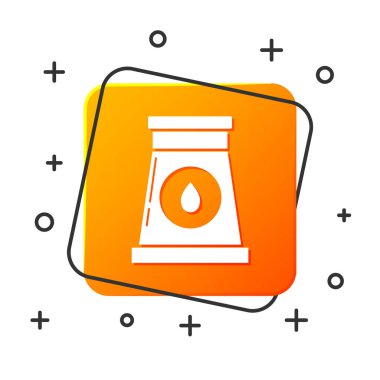 Beyaz arka planda beyaz petrol ve gaz endüstriyel yapı ikonu var. Turuncu kare düğme. Vektör İllüstrasyonu