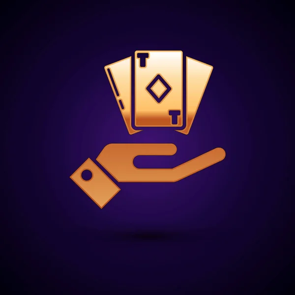 Ouro mão segurando deck de cartas de jogar ícone isolado no fundo azul escuro. Jogo de casino. Ilustração vetorial — Vetor de Stock